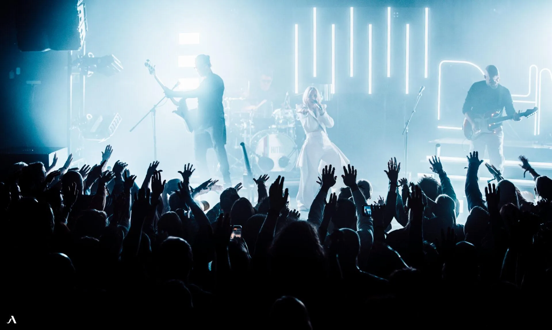 Dhont & The Hitmen, Galactic Tour stage with lights