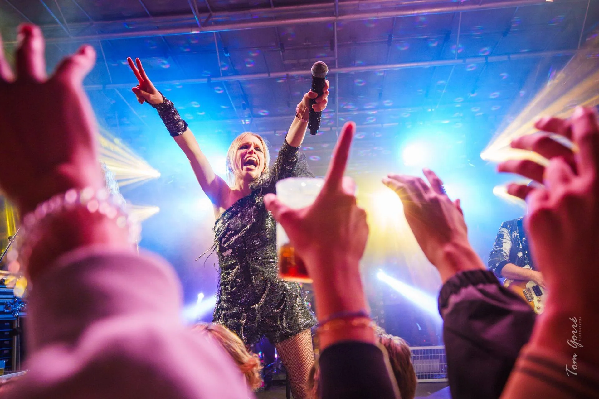 Live audience at a Dhont and The Hitmen concert